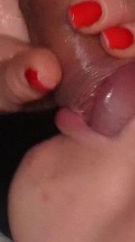 Gaura din zid - gloryhole suge, înghite totul