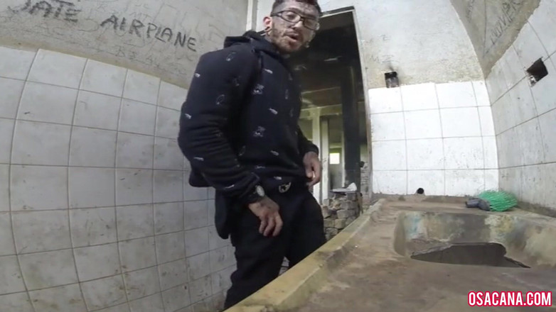 World Gay: Ho saltato il muro per masturbarmi nel capanno tremante