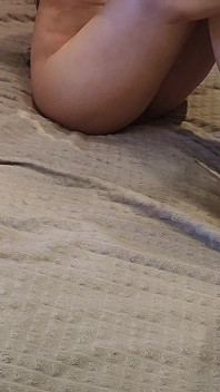 Une vraie vidéo de clan ! Ma demi-sœur me branle et j’éjacule sur ses pieds