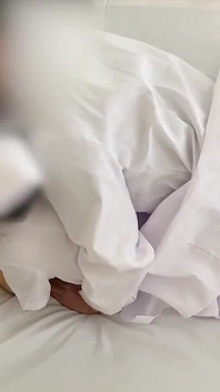 #120 yeni hemşire doktorun döl çöplüğü doktor, lütfen bugün amımı kullan. Hasta tarafından kullanılan yatakta sikişiyor