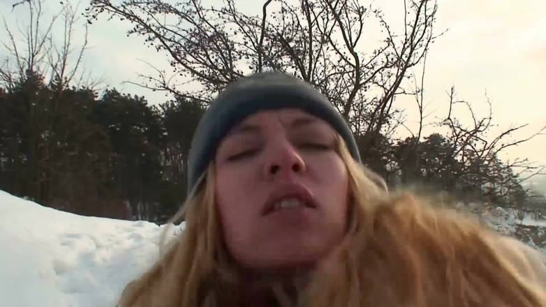 Public Entertainment: Loira puta vestindo meias fisnet sendo fodida na neve ao...