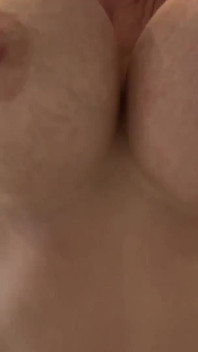 Grandes tetas flexionando rebotando de cerca