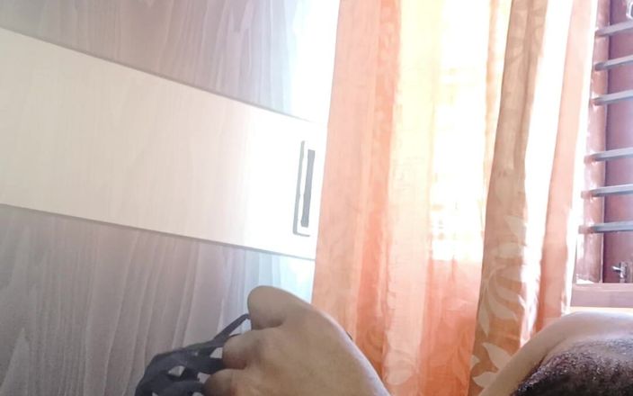 HornyHunk: Oljar upp min kuk och onanerar med grannar trosor och...