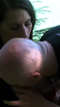 Pareja cachonda teniendo sexo cerca del lago