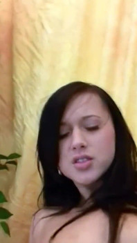 Брюнетка тінка дозволяє зняти трахання вперше