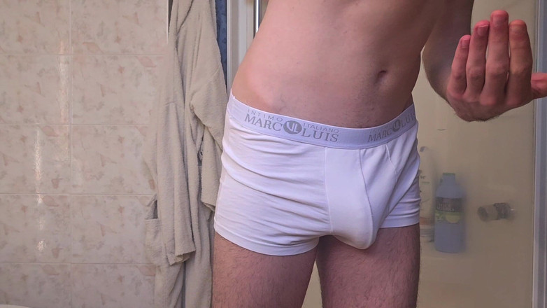 eighteentwink: मैं अपने 19 साल पुराने बालों वाले तेल से सनी लंड को अच्छी तरह से झटका देता हूं जो मेरे एब्स पर एक अच्छा विशाल वीर्य शॉट के लिए है