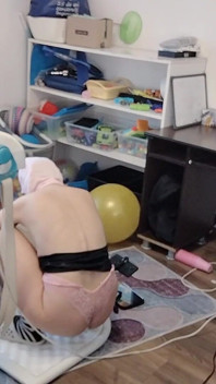 裸のブルネットバイブレーターを使ったアマチュアマッサージ。毛深いラティーナの猫、巨乳、大きなお尻。