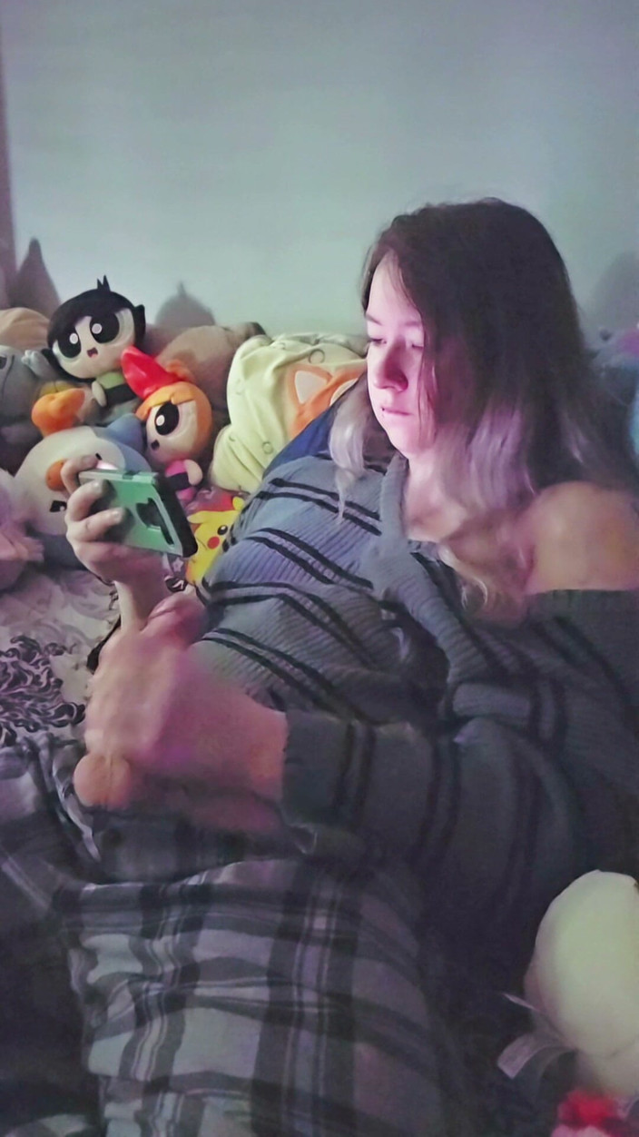 Real Gril: Trans-meisje masturbeert tot porno