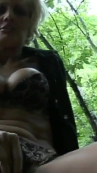 Une MILF blonde trop excitée se laisse filmer dans les bois en train de se masturber la chatte en se faisant filmer en gros plan