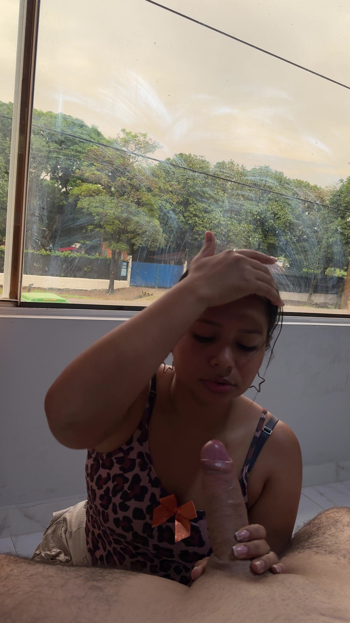 EMY_AND_JONH: Uwielbia mnie rzucać na kutasa, podczas gdy wszyscy idą obok...