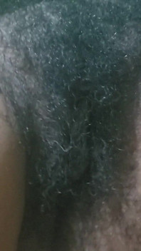 Amateur muy caliente y flaca besándose crea un sensual coño peludo