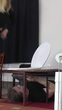 Amy Douxxx Pinkelt in Einen Menschlichen Toilettenbox