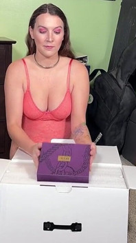 Unboxing e provando la mia nuova sella sessuale di Vvd