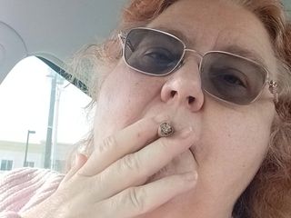 BBW nurse Vicki adventures with friends: Bbw rokend in roze trui in haar auto praat met...