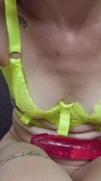 Hubená holandská zrzavá děvka Pixie Pink masturbuje na gauči a stříká
