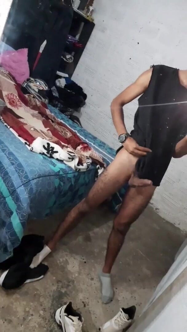 vergar4_daviid: Jovem fica com tesão enquanto se despi na frente do...