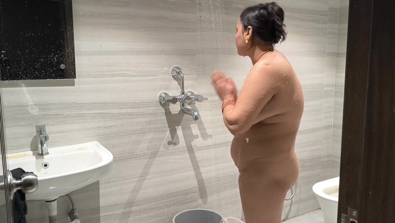 Desi chudai hub: Fată desi Puja Baby face duș de dimineață