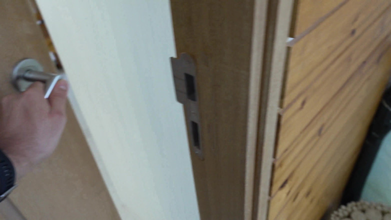 Kriss Kiss: Dziewczyna w kajdankach, która uciekła z policji, jest gotowa zrobić...