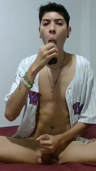 Honění mého bick twink ptáka při sání černého robertka, dokud se nevystříkám