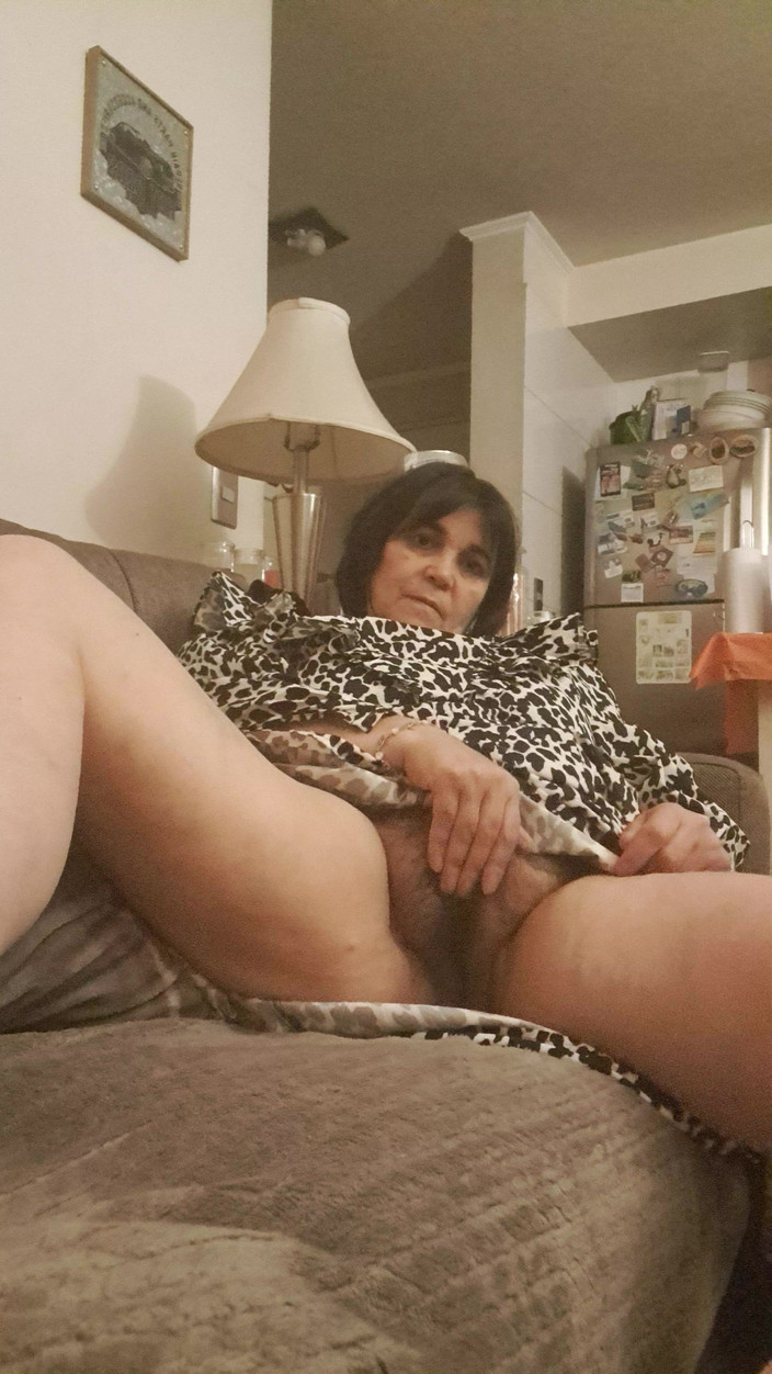Mommy big hairy pussy: 在裙子下面看她湿漉漉的