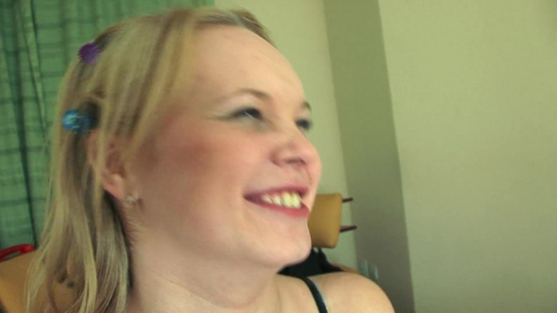 European fresh porn: Adik tiri remaja yang pemalu pertama kali nyicipin kontol