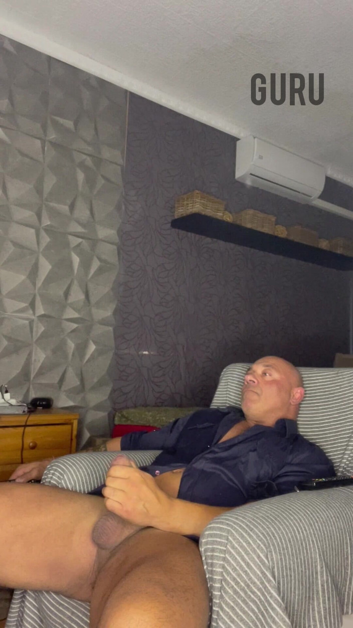 Mr. Guru: घर पर अकेले Wank मुझे यह शर्ट पसंद है