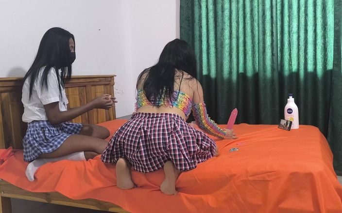 NEGRITA SEXY: छोटी स्कर्ट पहनी छात्राएं कक्षा जल्दी छोड़ देती हैं और घर का बना पोर्न बनाने के लिए घर लौटती हैं।