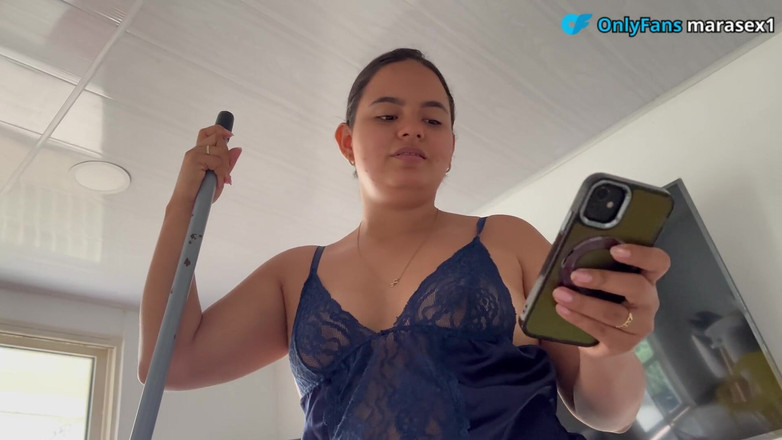 MaRaSexx: Mama mea vitregă mă prinde uitându-mă la fotografiile ei și îi ling...