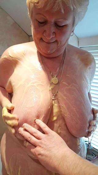 Uk Joolz: Custard tieten