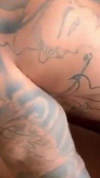 Wanita kurus cantik duduk di atas penis besar