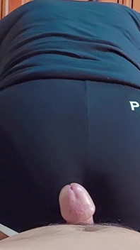 Hladila jsem mu penis svými těsnými černými šortkami a jeho penis začal kapat