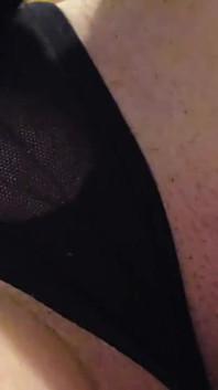 Sexy milf clitóris orgasmo através da calcinha com a ajuda de um vibrador..