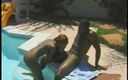 First Black Sexperience: Темношкіра повія отримує злий камшот на спину біля басейну