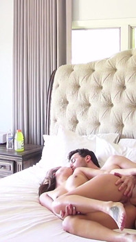 Dtfsluts - Bliss Dolce wordt wakker met de meest heerlijke verrassing - James Deen's enorme ochtenderectie