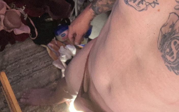 Chrissav: 나를 물로 빠는 걸 좋아해 내 엉덩이가 아파