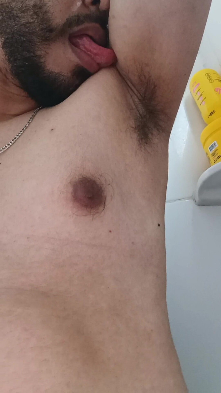 Tommhot: Nohy, neobřezaný pták a velké koule ve sprše