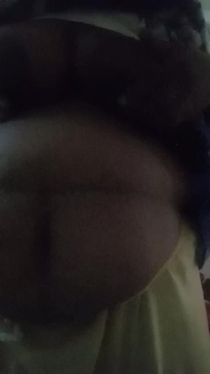 Bedroom: インドの女の子の寝室のパフォーマンスビデオ