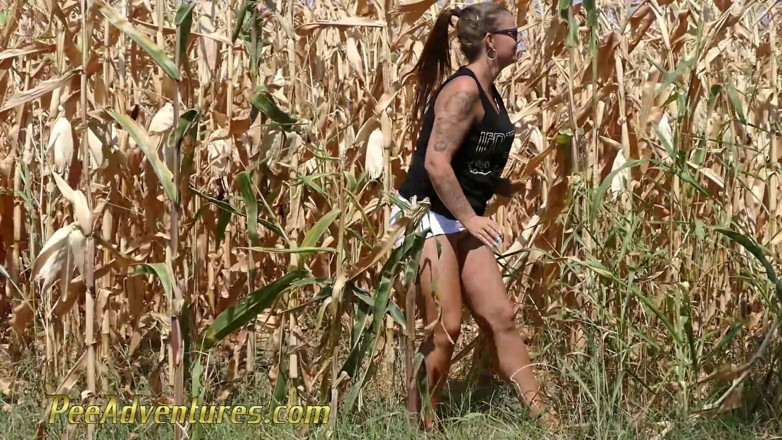 Pee Adventures: Pee in a corn field