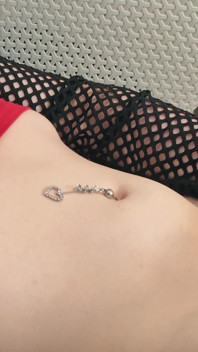 Renflement fou du ventre énorme avec mon gode enfoncement et une éjaculation