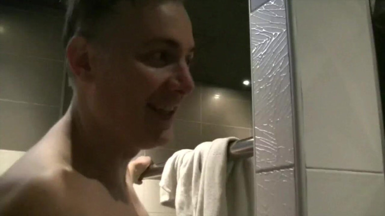 Viktor ROM by Crunchboy: David Lucas used by Viktor Rom in jacuzzi