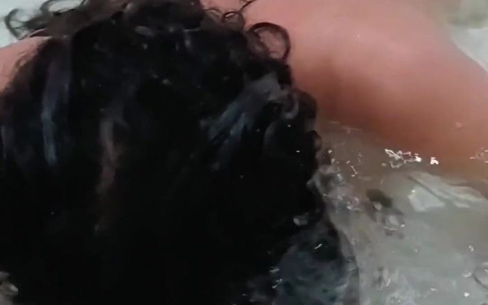 Anabel 693: 水下，戴着眼睛吹泡泡