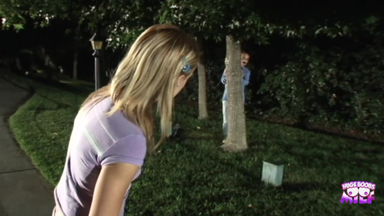 Huge Boobs MILF: Questo ragazzo calvo e paffuto era noiosa quindi è andata a...