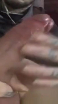 Slank getatoeëerde amateur-hetero Joshua masturbeert!