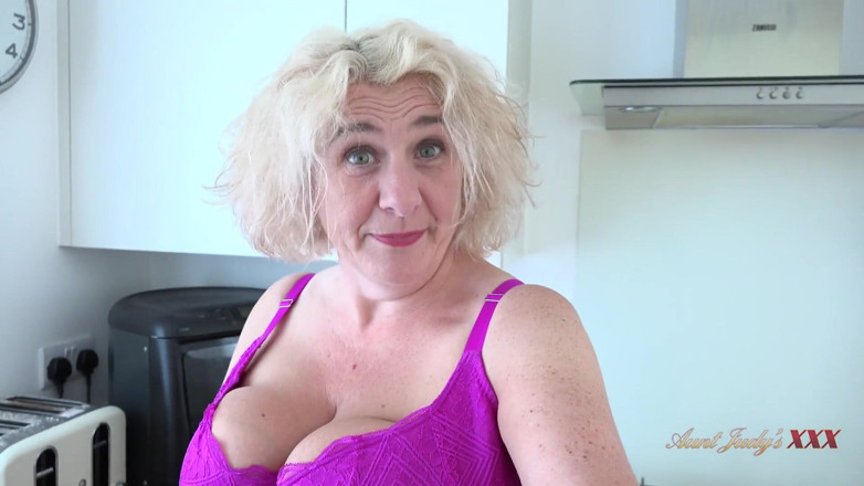 Aunt Judy's XXX: TanteJudysXXX - albern in der Küche mit Camilla creampie (pov)