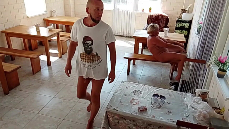 Crazyfamily 1970: Pelayan bugil ngebiarkan dirinya sendiri dientot