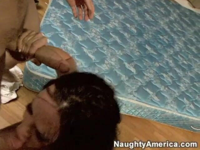 Naughty America: Jennifer Steele follando en la cama con sus tetas