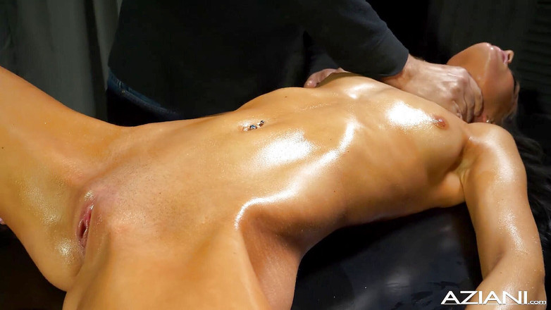 Aziani: Tajemná olejová masáž