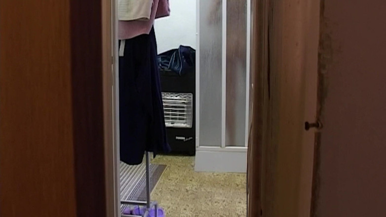 THAGSON 18+: Крошка раздевается догола и наклоняется в дверях