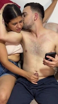 Convido minha madrasta tímida para assistir filmes para que eu possa transar com ela e gozar na bunda grande dela. H.l.