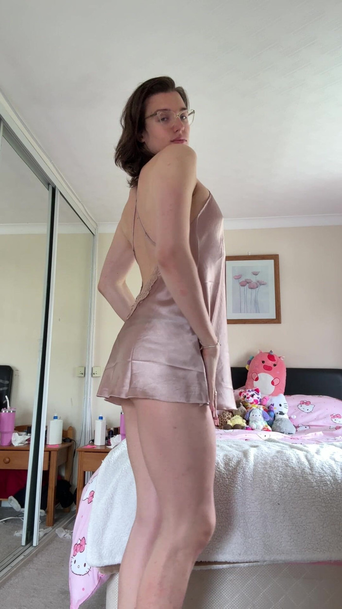 Dreamboy_506: Femboy zeigt sexy körper im nachthemd